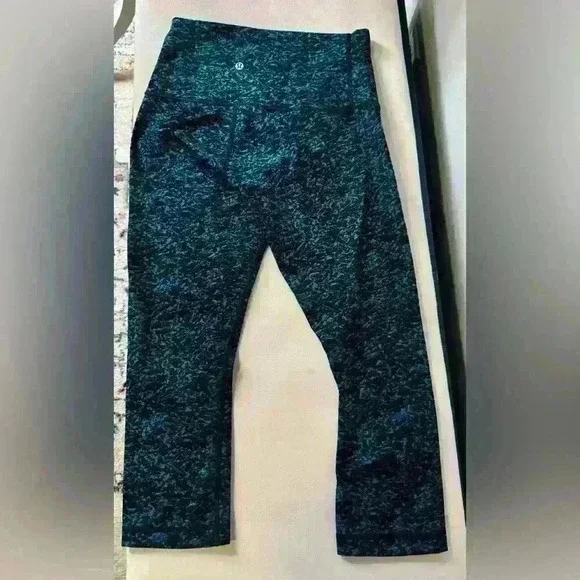 Lululemon Wunder Under Crop (Hi-Rise) (21")
Iced Wave Capri Black/Blue, Size 8 - Picture 5 of 7